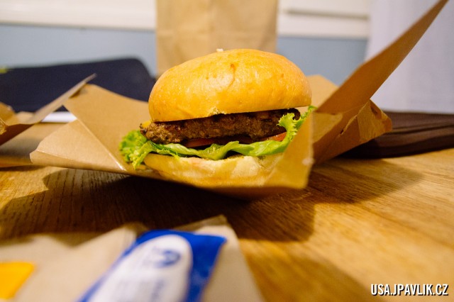 Údajně #1 rated burger v San Franciscu... no, za $14/kus aby nebyl :D