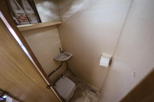 A kdosi se ptal i na fotky zevnitř III. Záchod nepoužíváme ale je to dost velký skladiště všeho možnýho.
