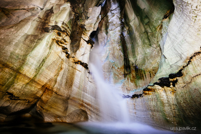 Druhá jeskyně s vodopádem.