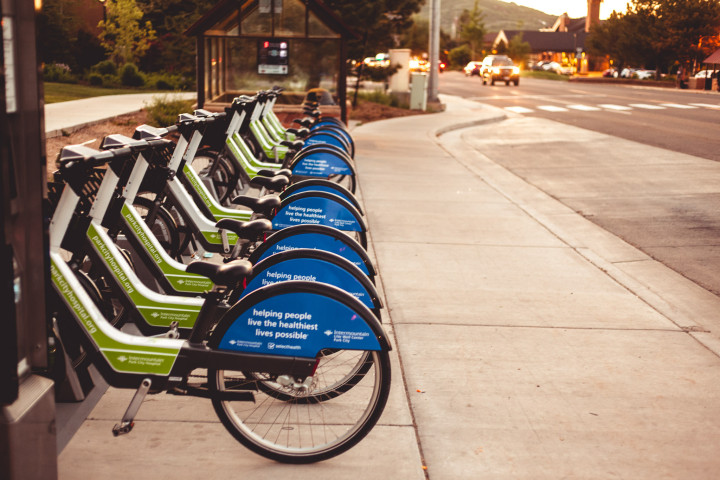 V Park City se také v několika oblastech dá zapůjčit elektrické kolo. Stojí to buď pár dolarů jednorázově nebo za $30 měsíčně máte neomezeně jízd. „Docky“ (stanice na kola) jsou ale jen na několika málo místech.